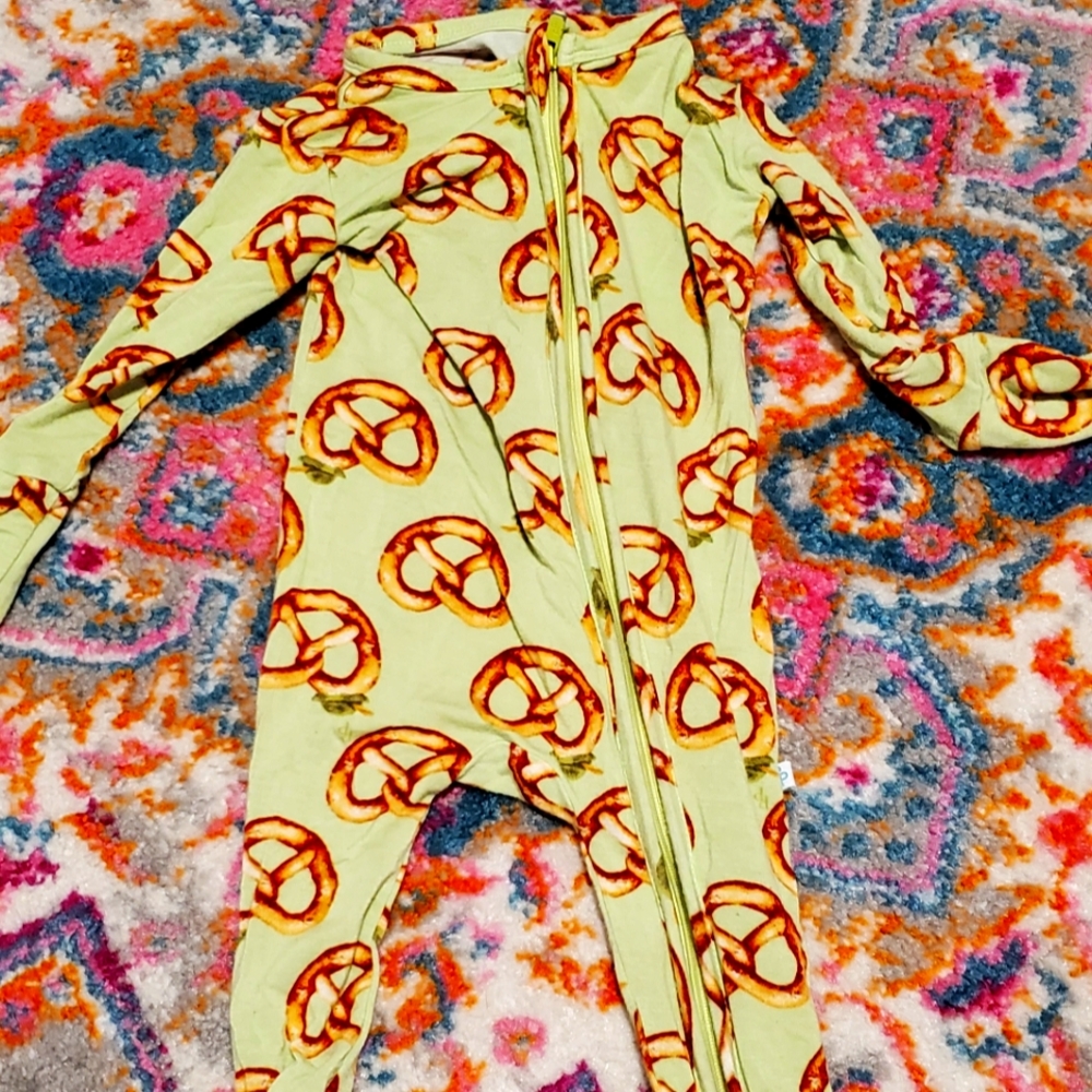 Posh peanut 6-9 month pretzels footie